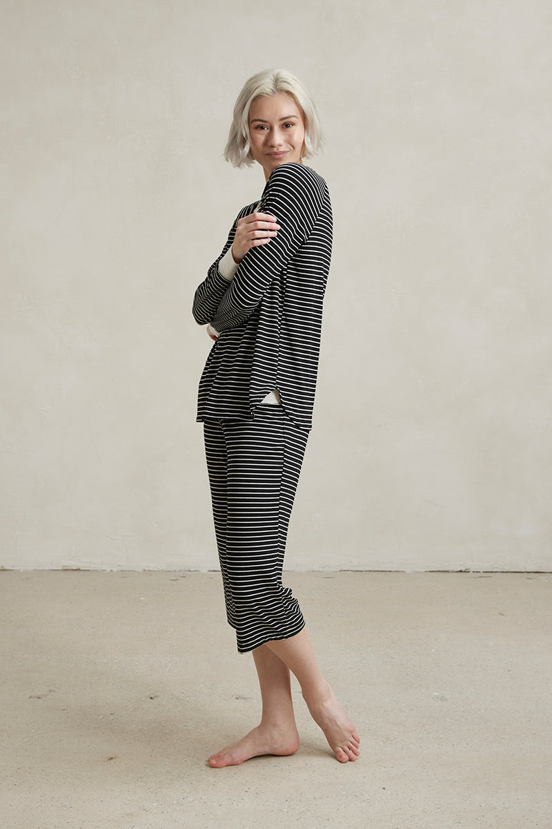 Una is 5'10", typically wears a size 2 and is wearing a size small