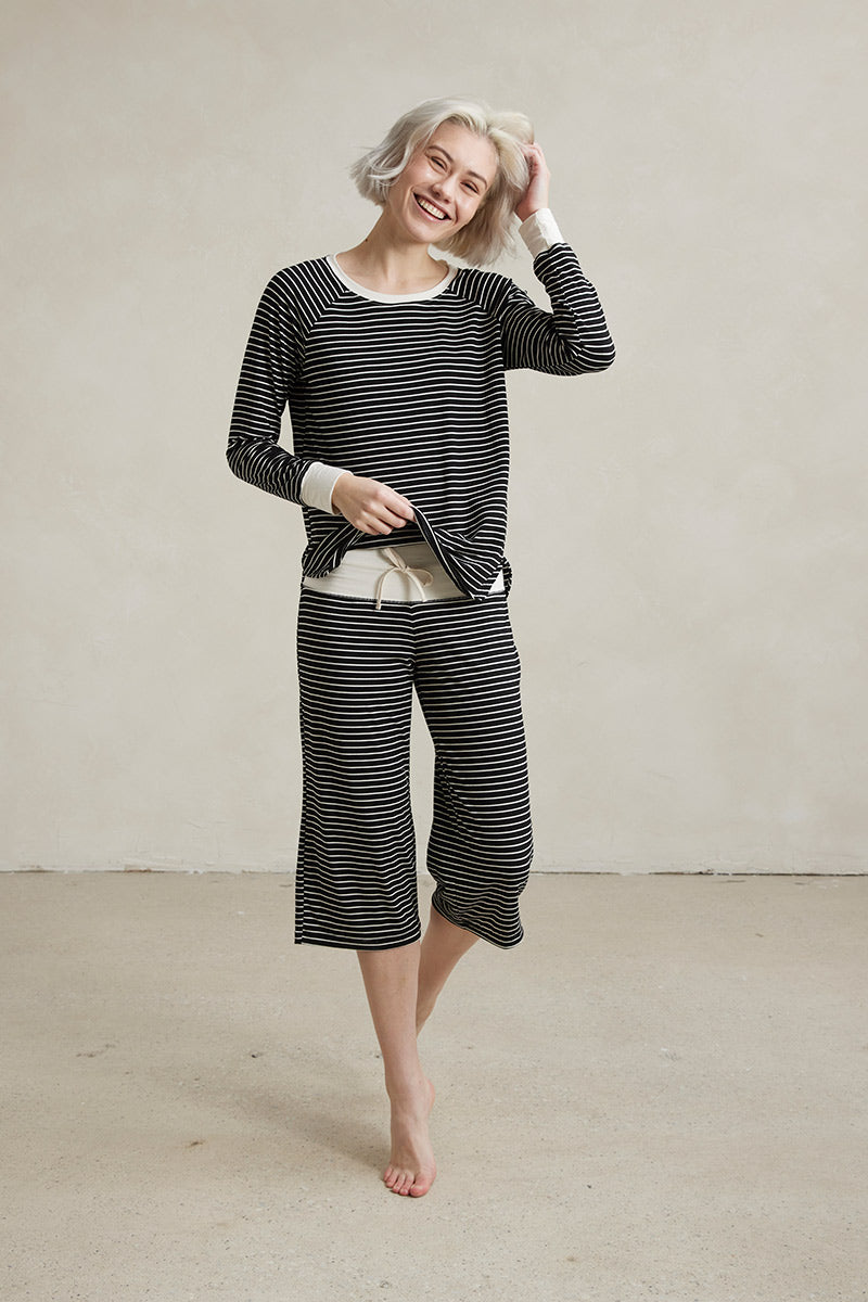 Una is 5'10", typically wears a size 2 and is wearing a size small