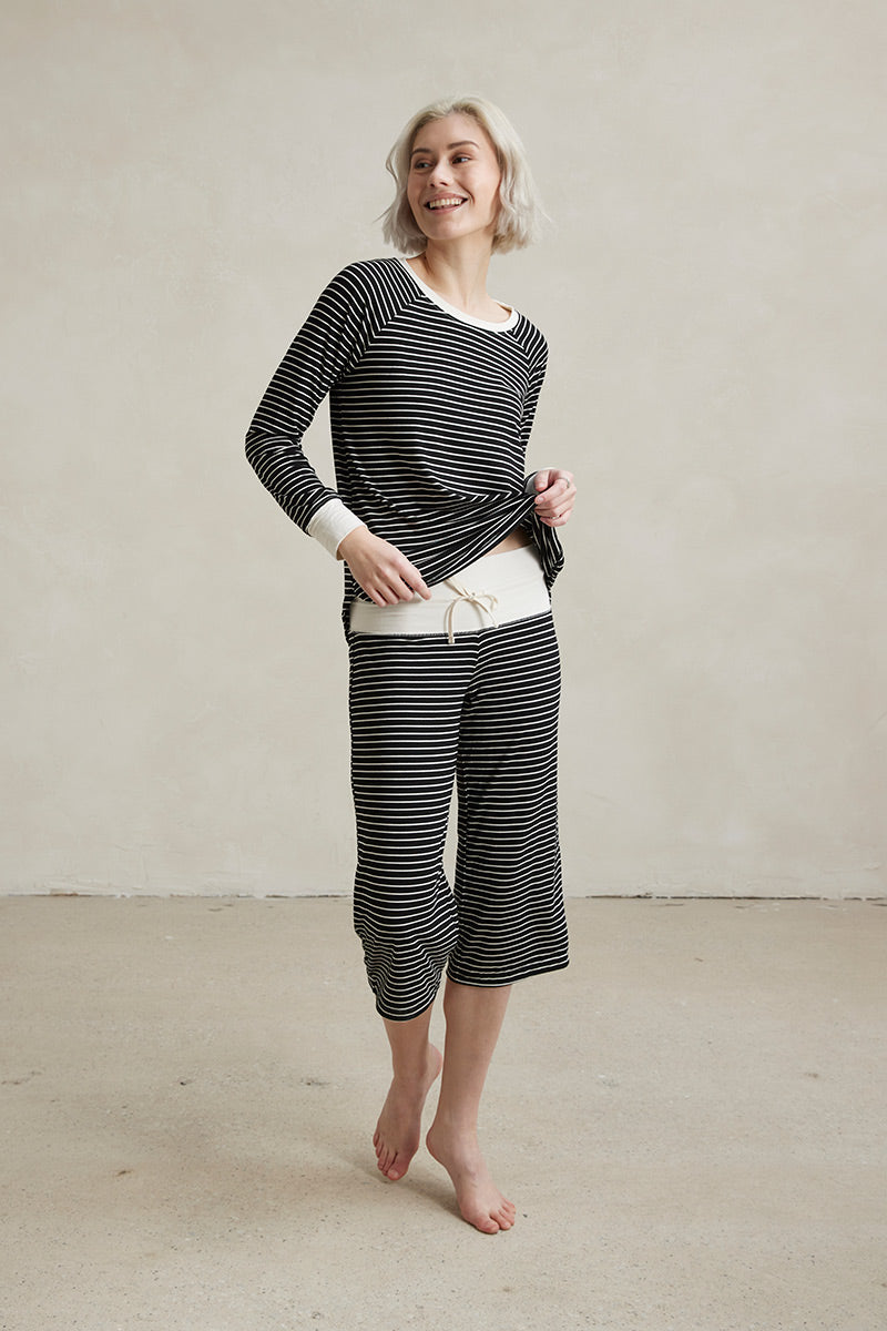 Una is 5'10", typically wears a size 2 and is wearing a size small