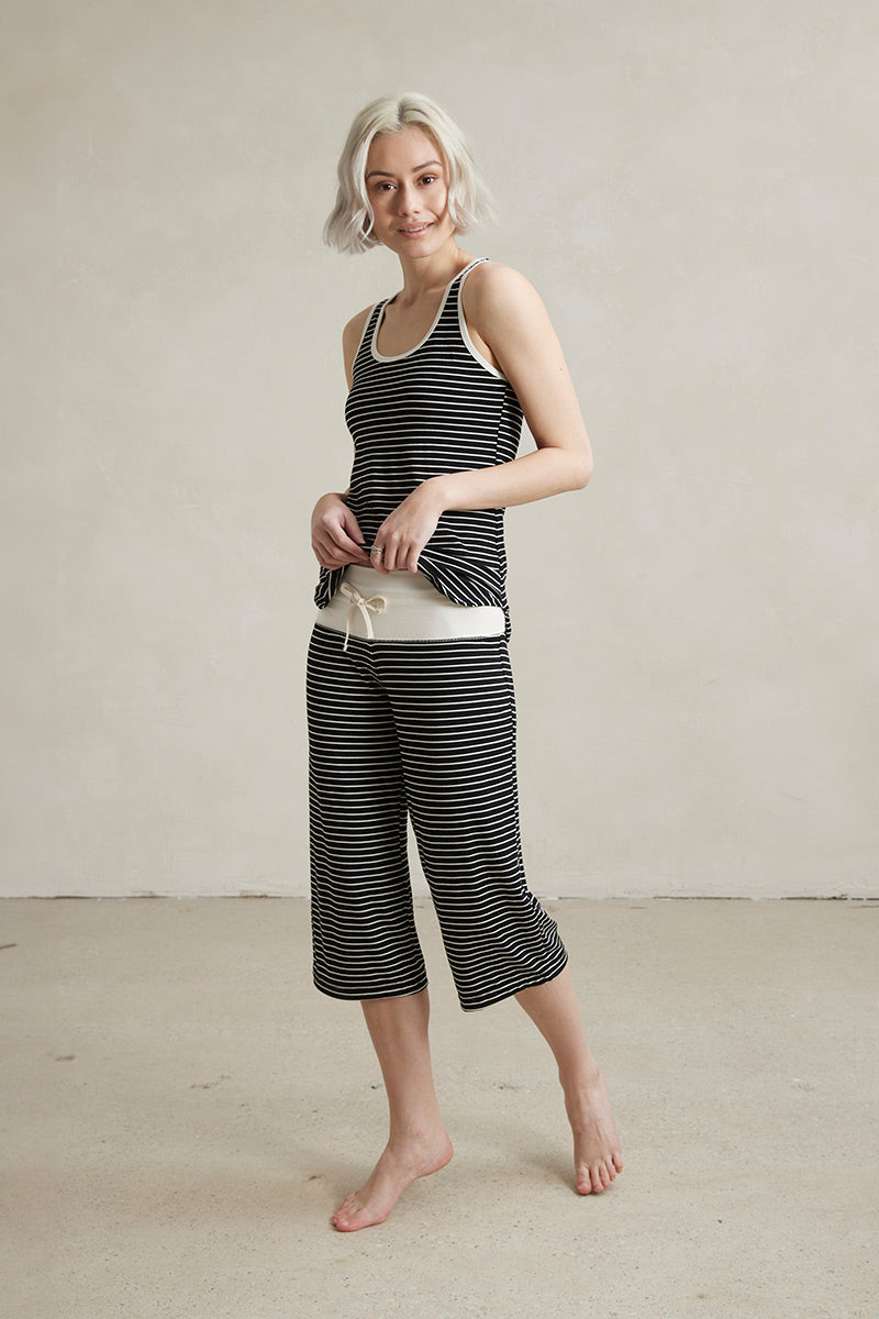 Una is 5'10", typically wears a size 2 and is wearing a size small