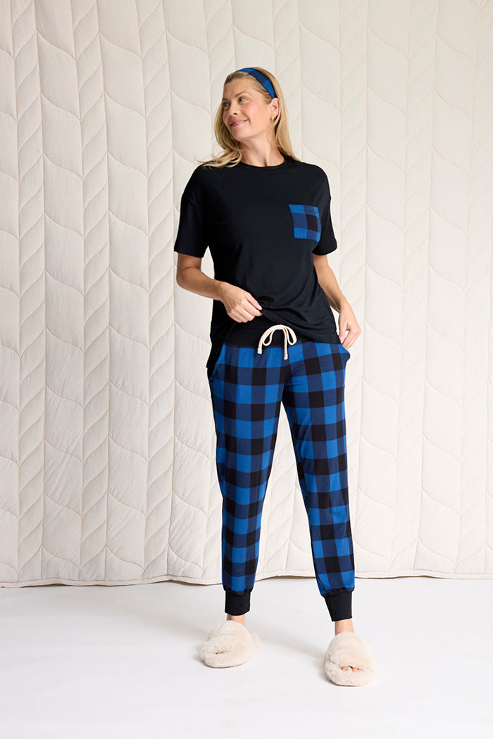 Amber is 5'9", typically wears a size 6/8 and is wearing a size M