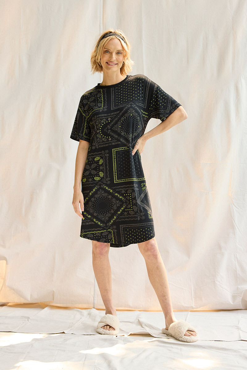 Elyse is 5'9", typically wears a size 2 and is wearing a size small