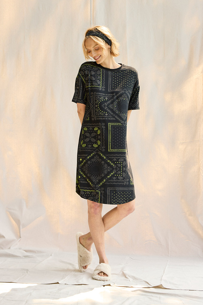 Elyse is 5'9", typically wears a size 2 and is wearing a size small