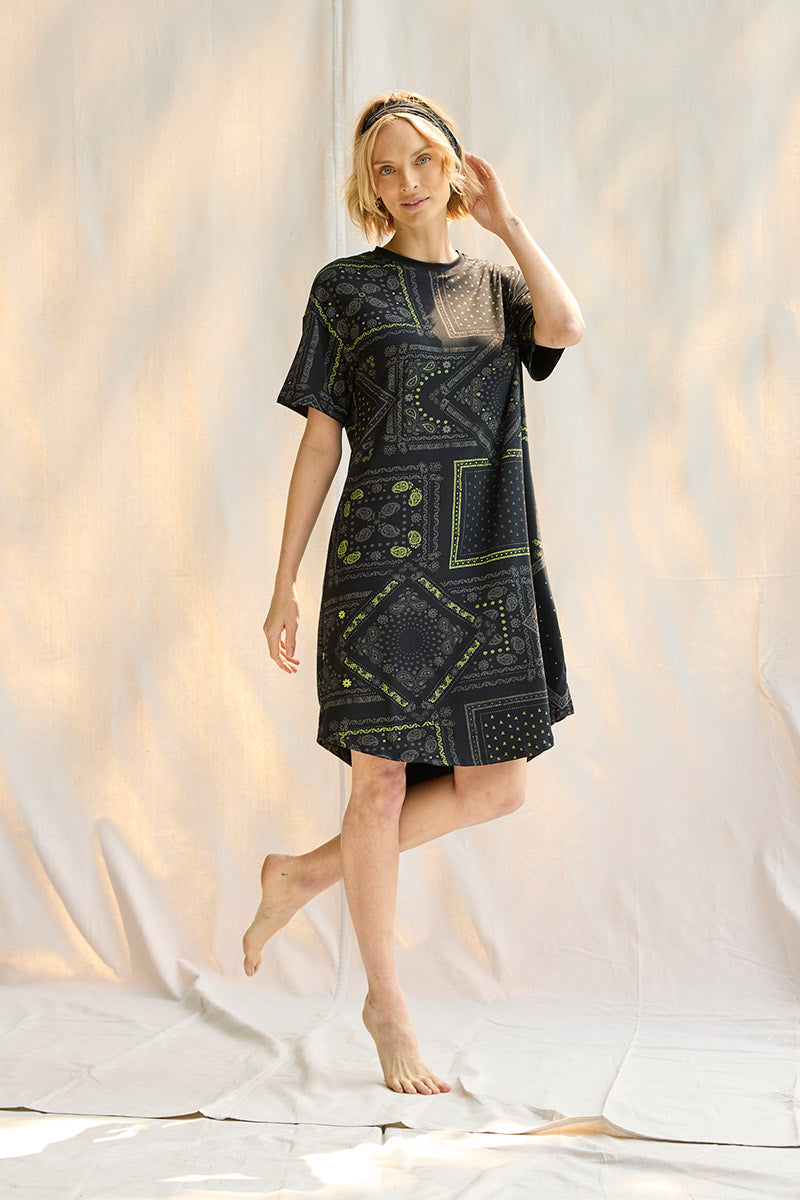 Elyse is 5'9", typically wears a size 2 and is wearing a size small