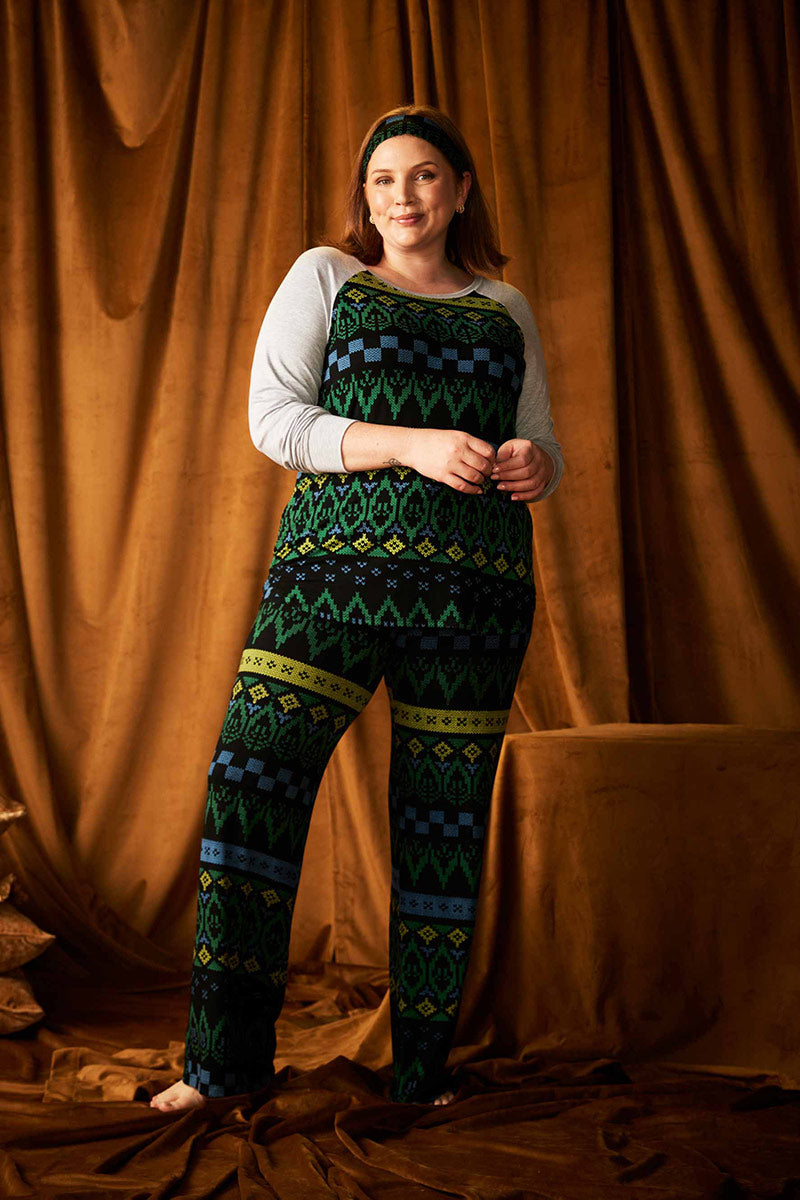 Meaghan is 5'9", typically wears a size 16 and is wearing a size XL