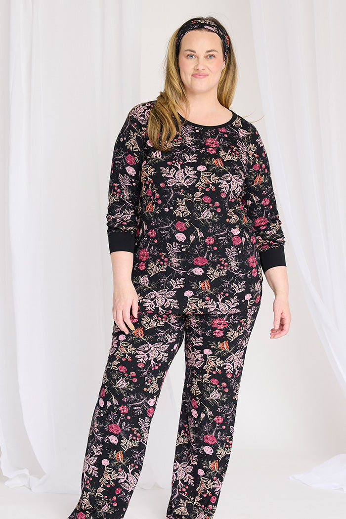 Austen is 5'8", typically wears a size 16 and is wearing a size XL