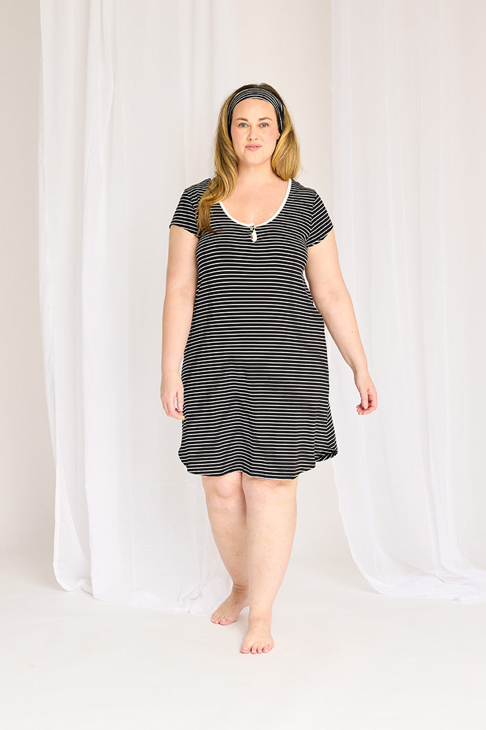 Austen is 5'8", typically wears a size 16 and is wearing a size XL