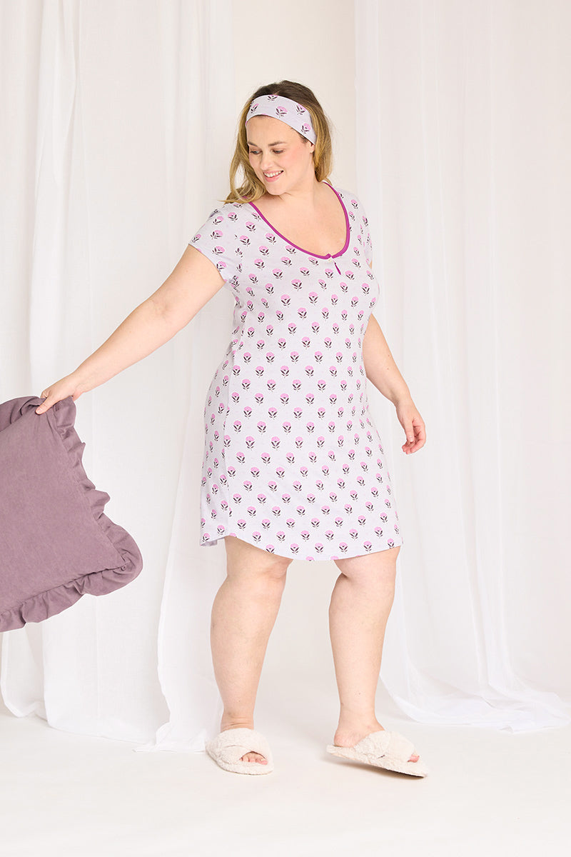 Austen is 5'8", typically wears a size 16 and is wearing a size XL