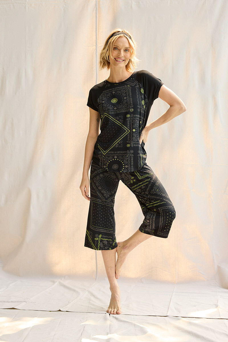 Elyse is 5'9", typically wears a size 2 and is wearing a size small