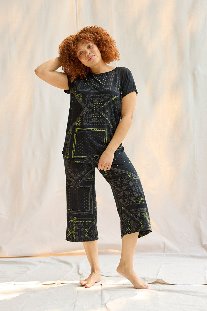 Robyn is 5'8", typically wears a size 10 and is wearing a size large