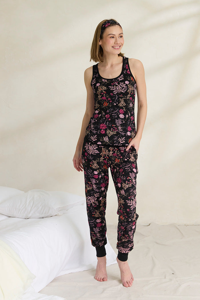 Una is 5'10", typically wears a size 2 and is wearing a size small