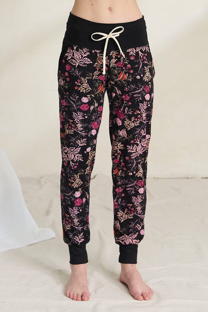 Una is 5'10", typically wears a size 2 and is wearing a size small