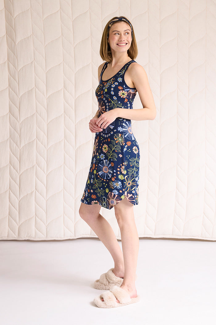 Una is 5'10", typically wears a size 2 and is wearing a size small