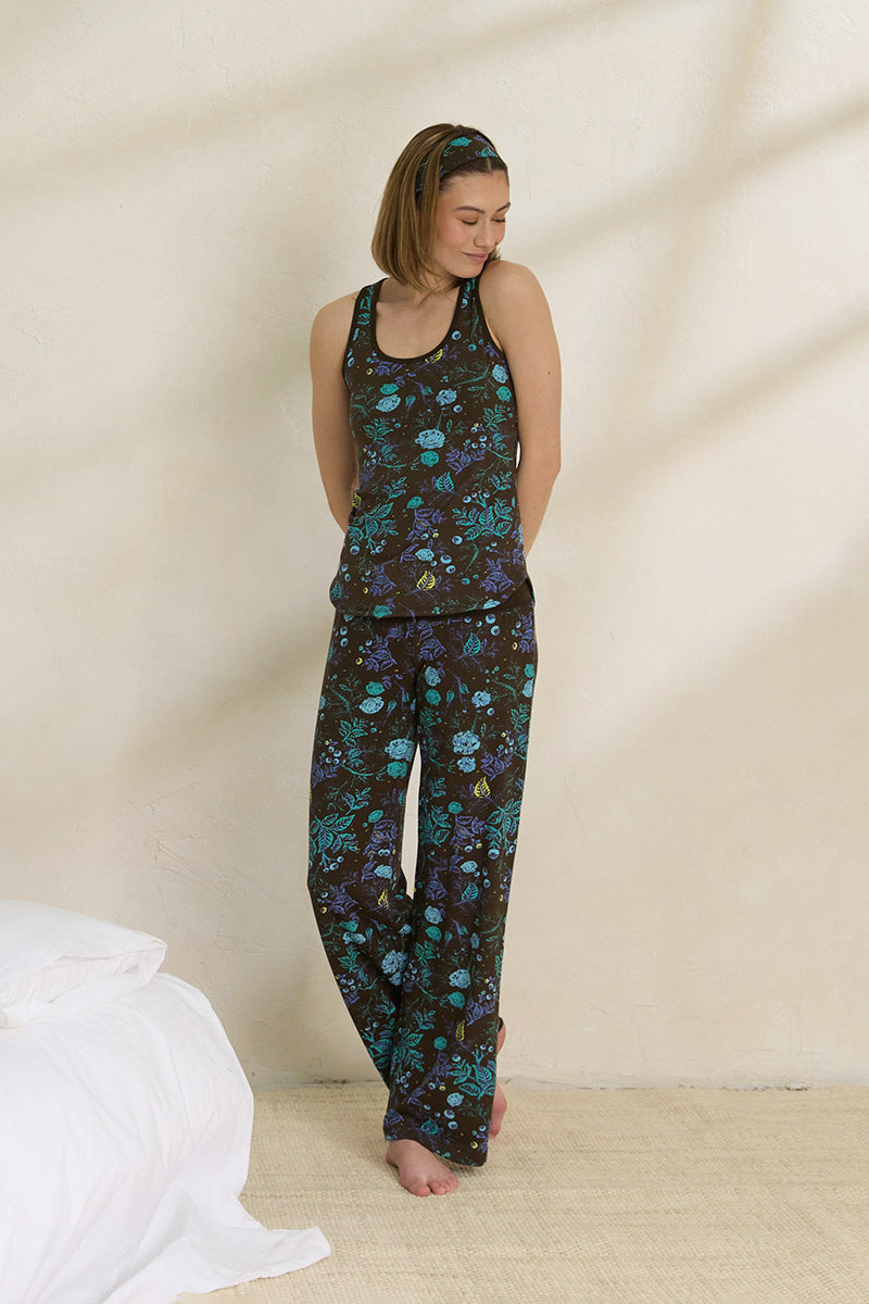 Una is 5'10", typically wears a size 2 and is wearing a size small