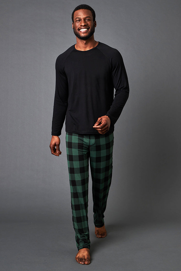 Ugo is 6'3", has a 38" chest and is wearing a size medium