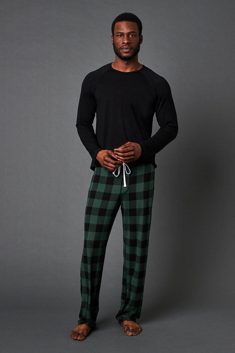 Ugo is 6'3", has a 38" chest and is wearing a size medium