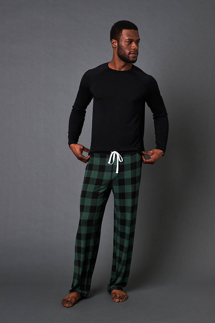 Ugo is 6'3", has a 38" chest and is wearing a size medium