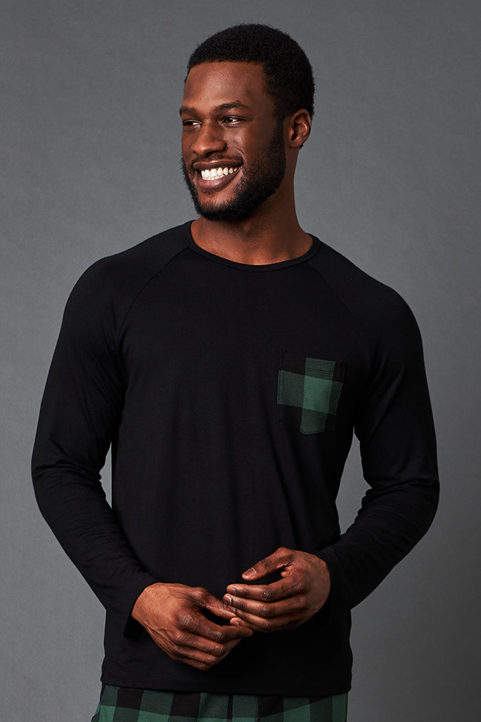 Ugo is 6'3", has a 38" chest and is wearing a size medium