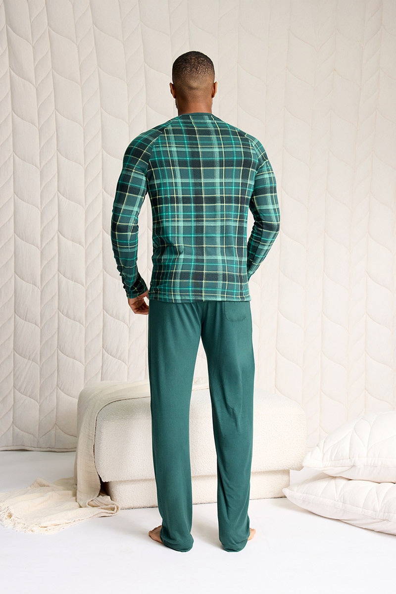 Brendan is 6'0", typically wears a size 32 pant, has a 40" chest and is wearing a size M