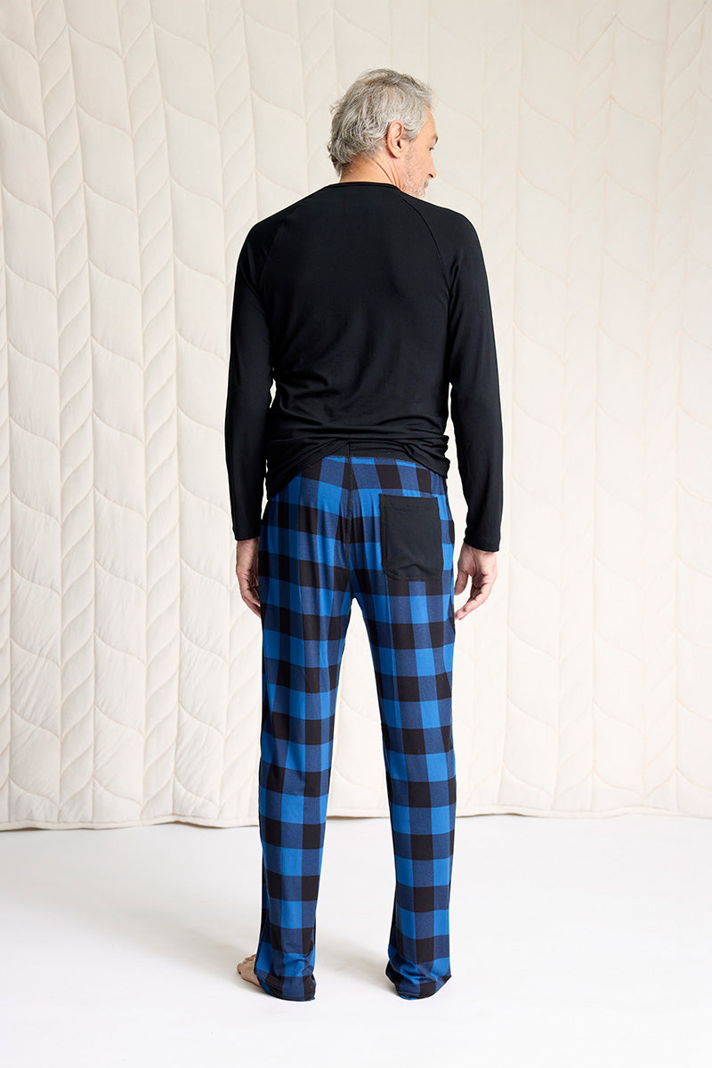 Bill is 6'2", typically wears a size 32 pant, has a 40" chest and is wearing a size M