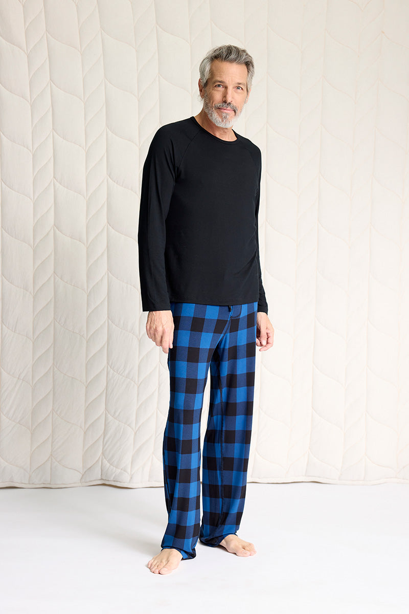 Bill is 6'2", typically wears a size 32 pant, has a 40" chest and is wearing a size M