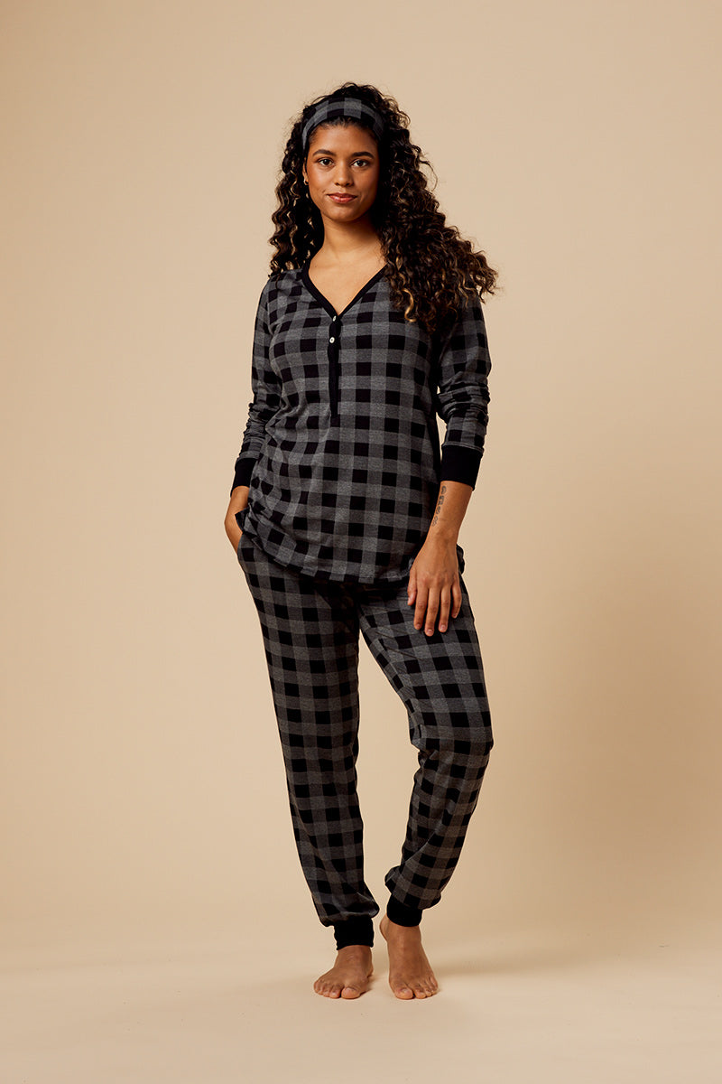 Aishah is 5'7", typically wears a size 6 and is wearing a size small