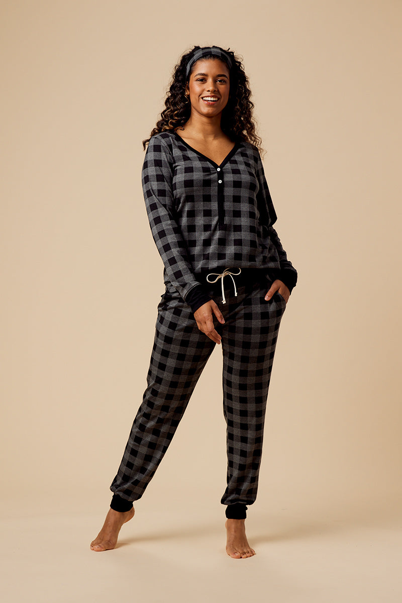 Aishah is 5'7", typically wears a size 6 and is wearing a size small