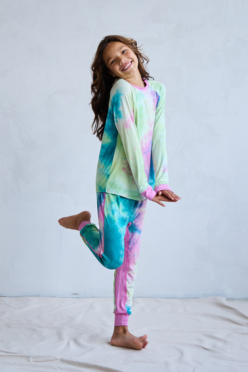 Ava is 10 years old, 4'11" tall and is wearing a size 9/10