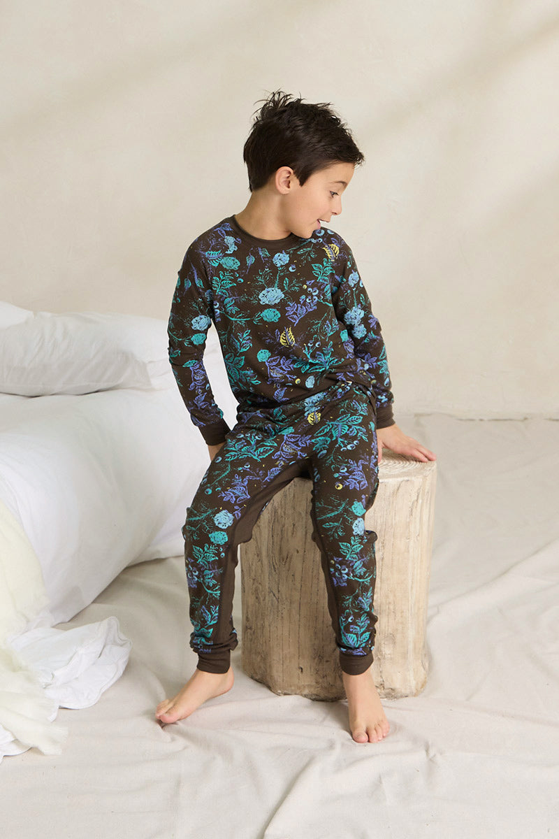 7 years old, wearing a size 7/8