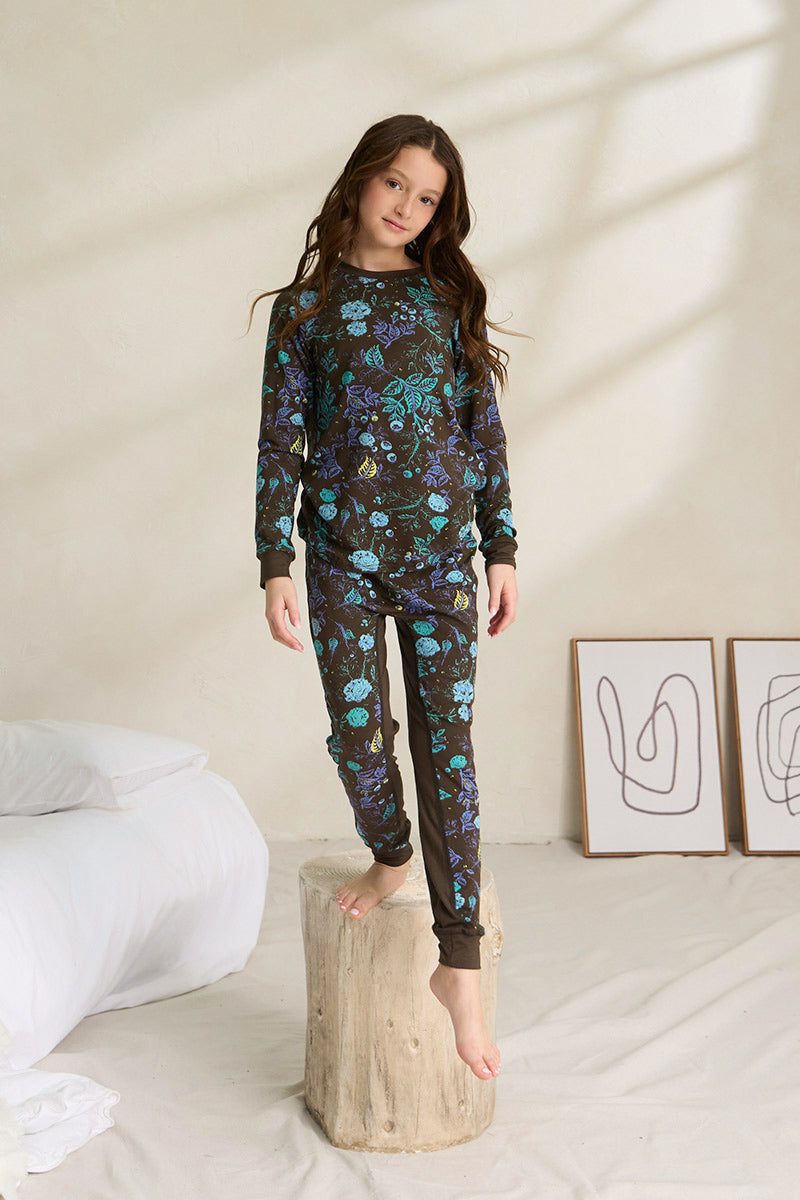 10 years old, wearing a size 9/10