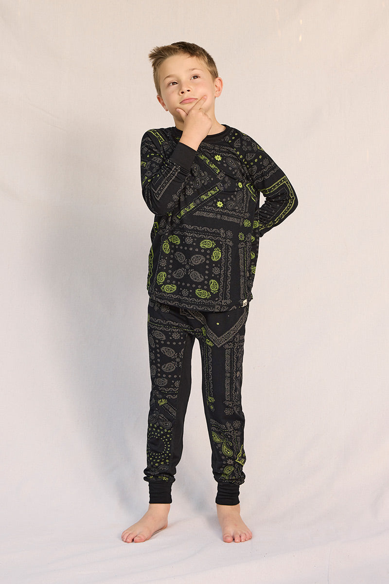 Lev is wearing a size 5/6