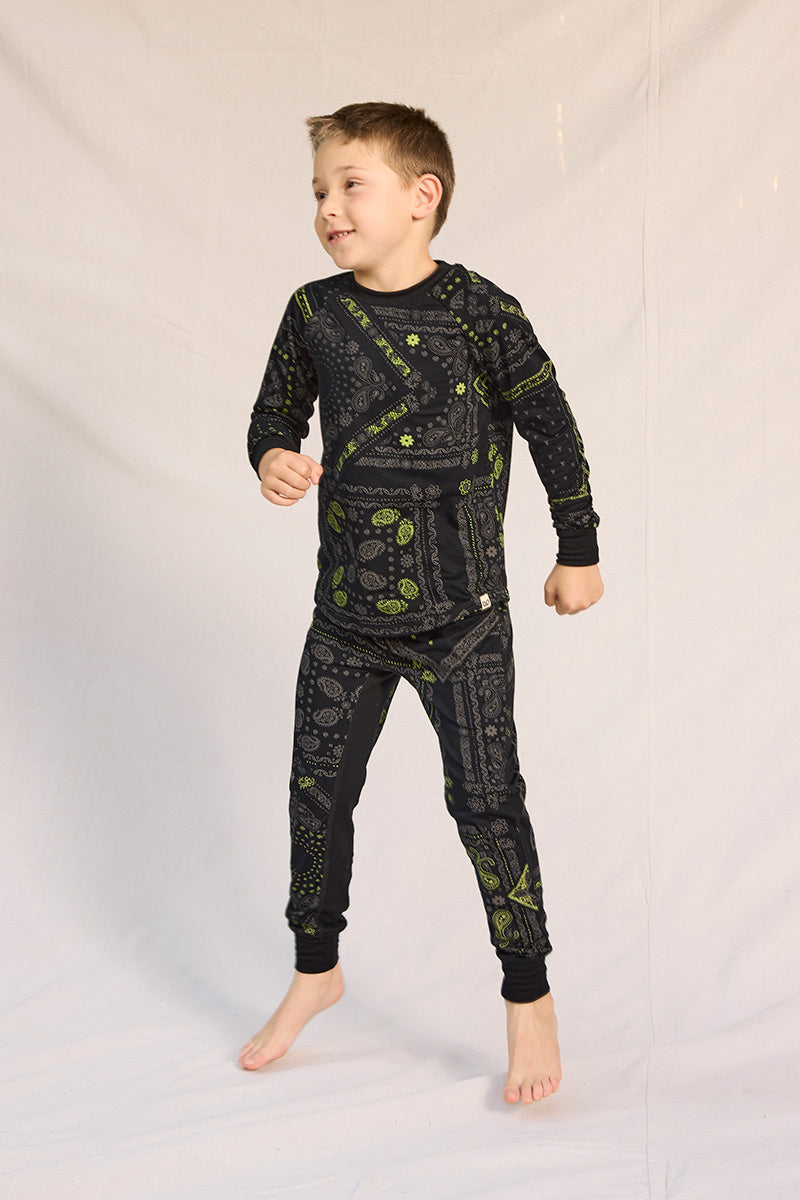 Lev is wearing a size 5/6