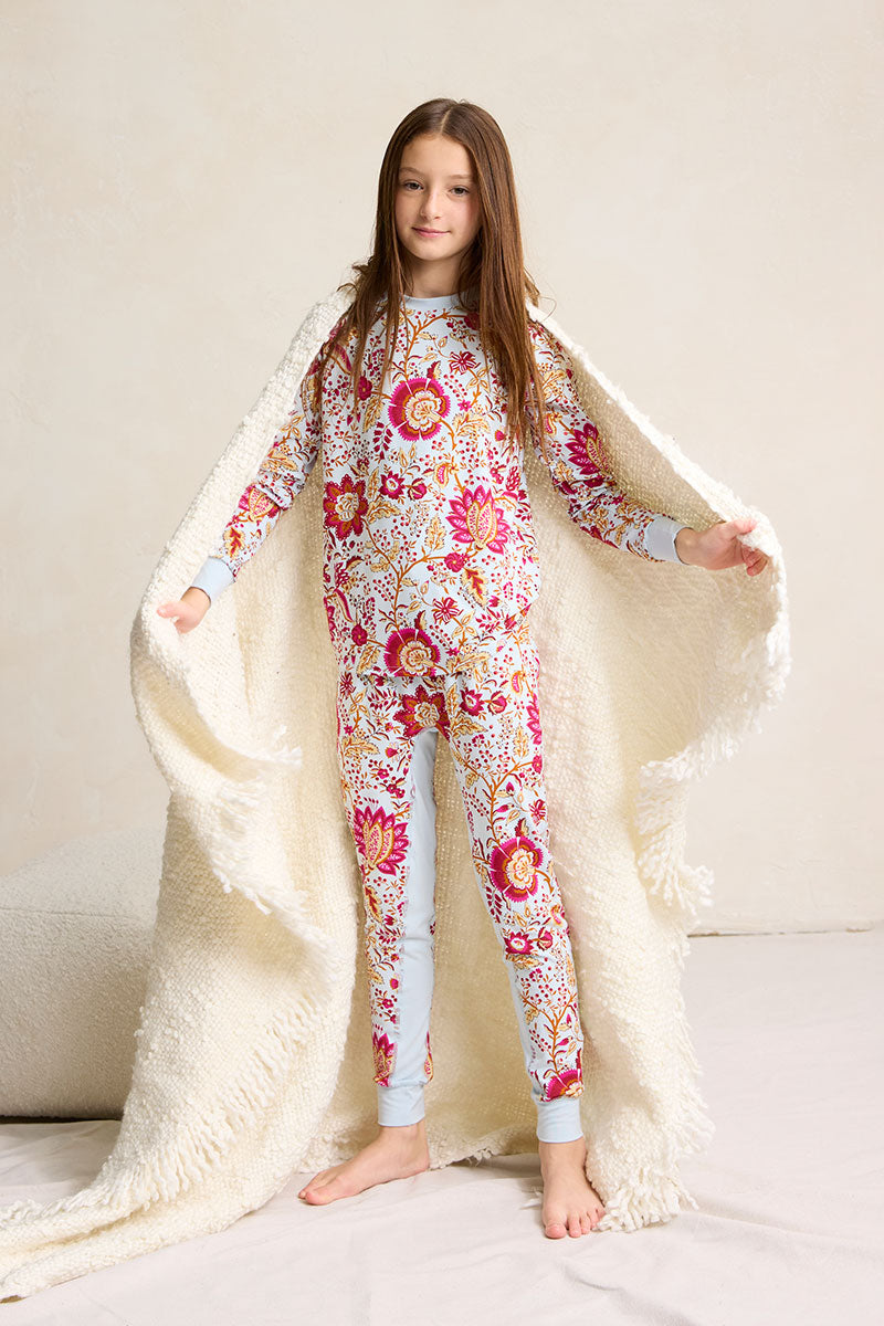 Tessa is wearing a size 9/10