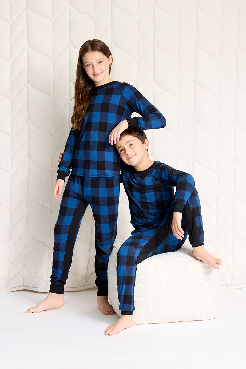 He's wearing size 7/8. She's wearing size 9/10.