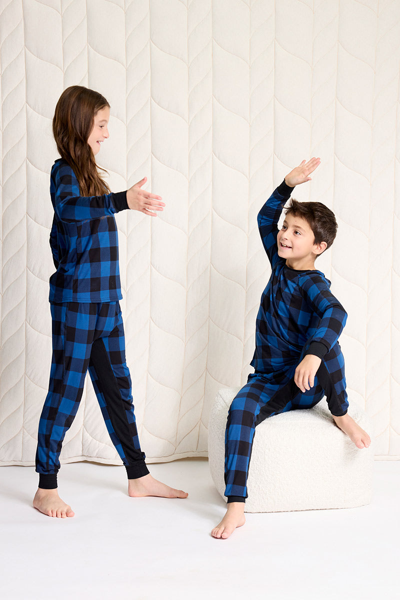 He's wearing size 7/8. She's wearing size 9/10.