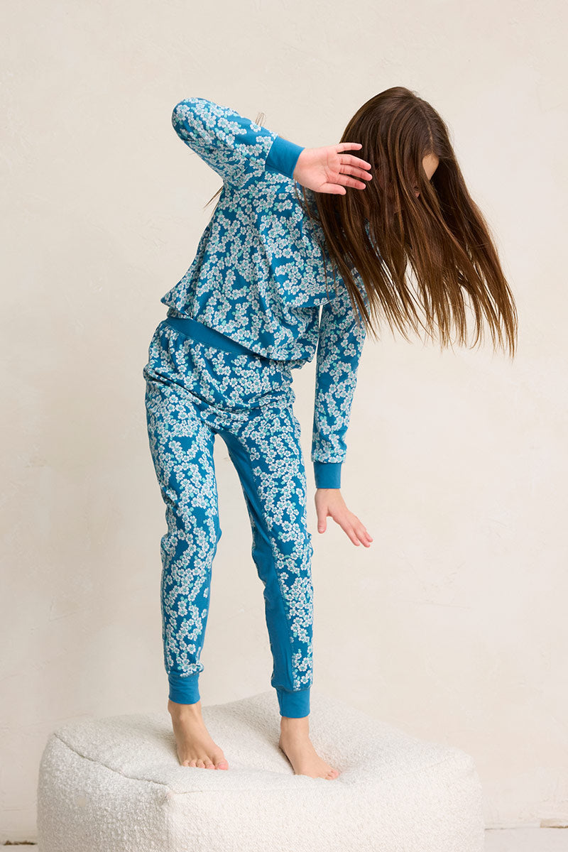 Tessa is wearing a size 9/10