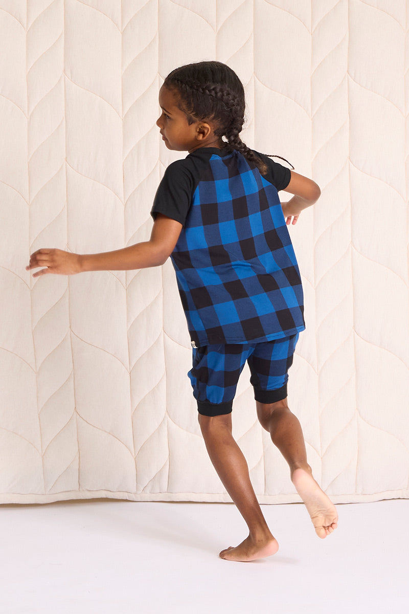 Ace is wearing a size 5/6