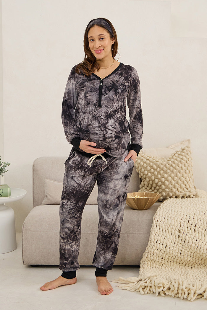 Carter is 5'6" and typically wears a pre-pregnancy size 6. She is 9 months pregnant and is wearing a size medium.