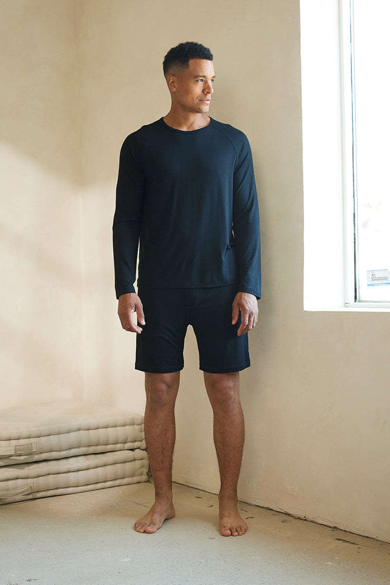 Stiver is 6'1", typically wears a size 33 pant, has a 40" chest, a 34" inseam and is wearing a size M