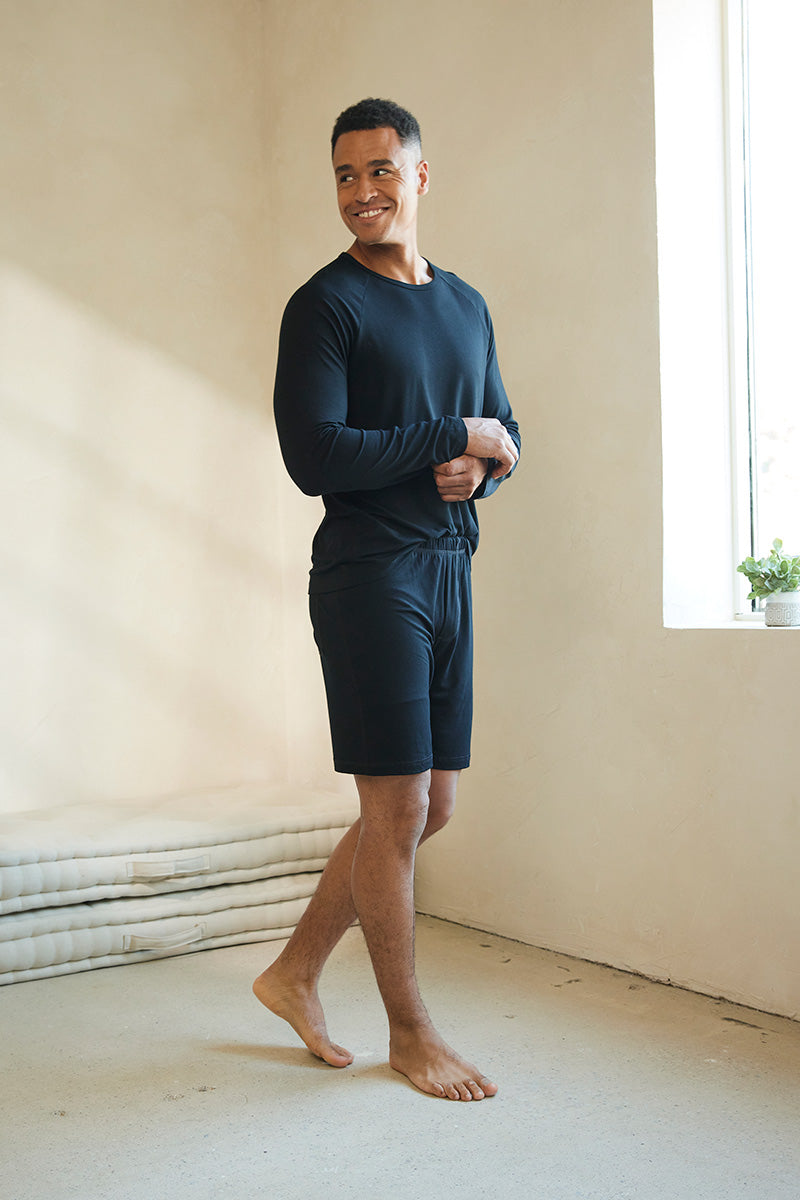 Stiver is 6'1", typically wears a size 33 pant, has a 40" chest, a 34" inseam and is wearing a size M