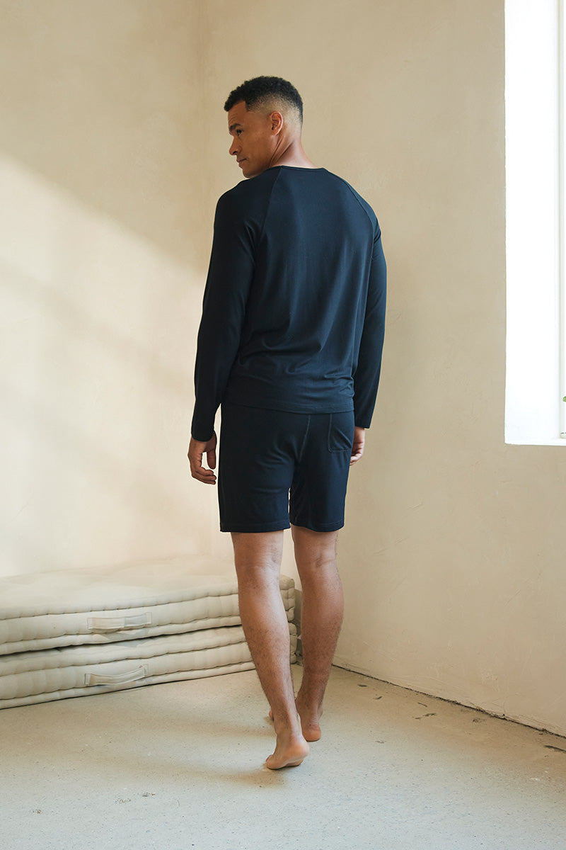 Stiver is 6'1", typically wears a size 33 pant, has a 40" chest, a 34" inseam and is wearing a size M