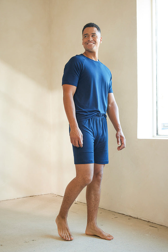 Stiver is 6'1", typically wears a size 33 pant, has a 40" chest, a 34" inseam and is wearing a size medium