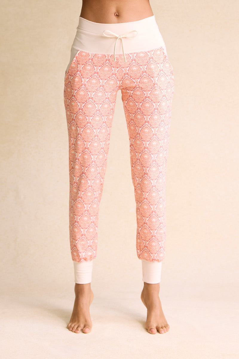 Sam is 5'9", typically wears a size 4 and is wearing a size small