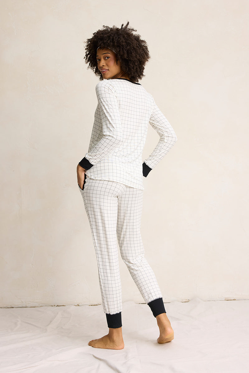 Sam is 5'9", typically wears a size 4 and is wearing a size small