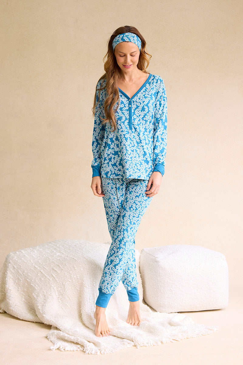 Carina is 5'8", typically wears a size 2 and is wearing a size small