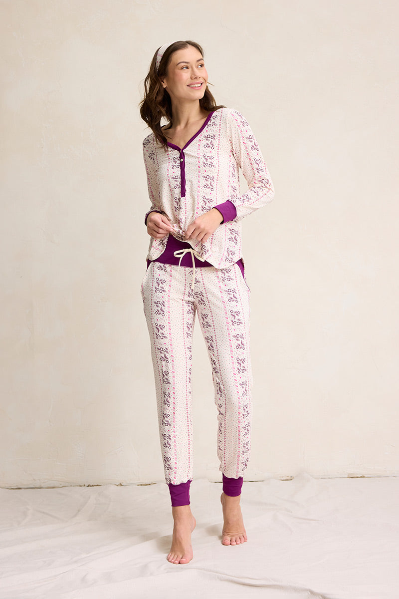 Una is 5'10", typically wears a size 2 and is wearing a size small