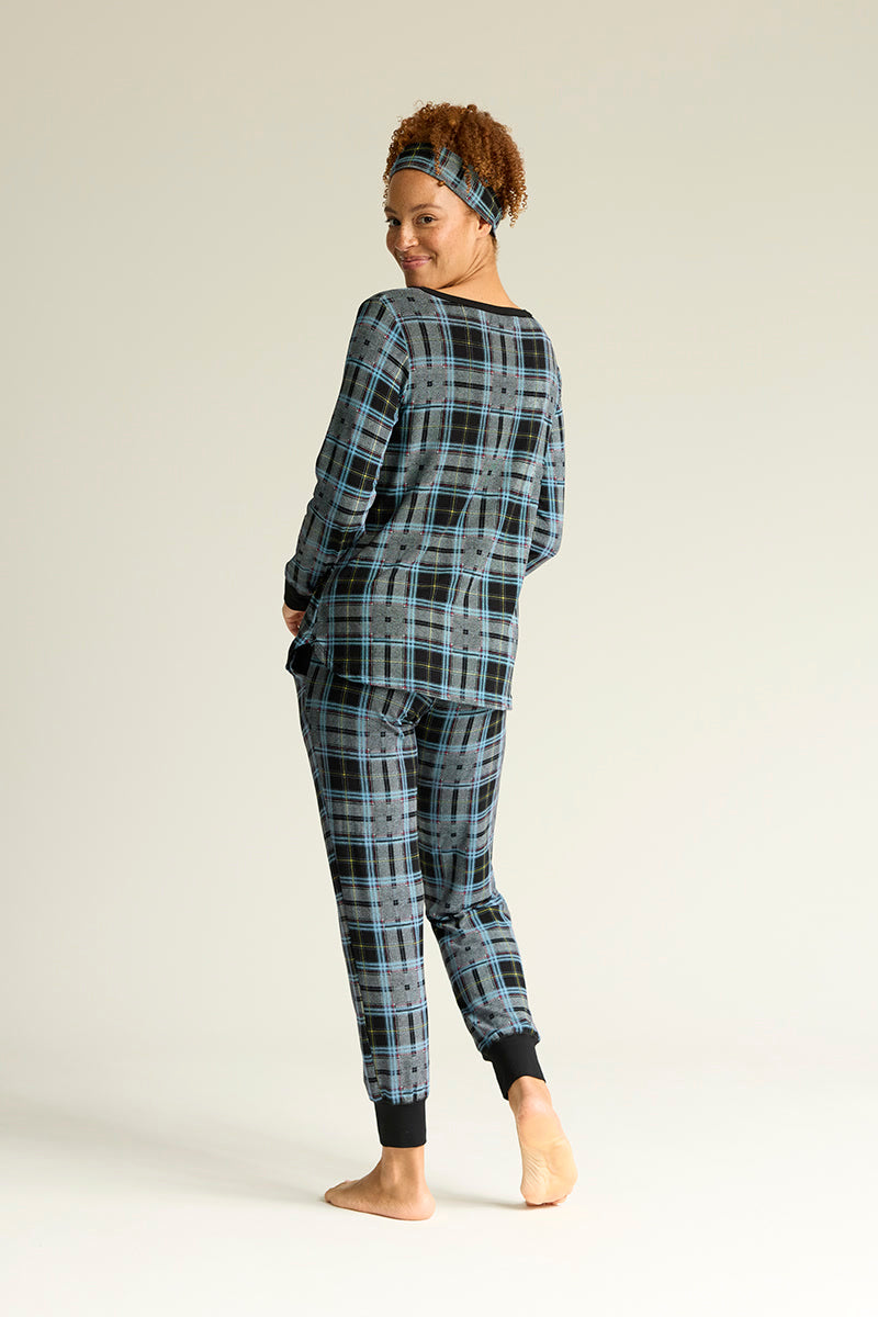 Adecia is 5'9", typically wears a size 6/8 and is wearing a size medium