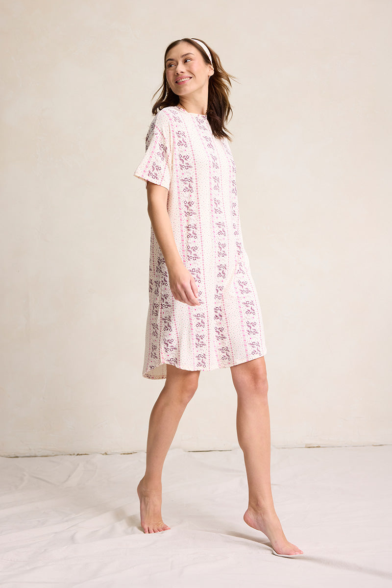 Una is 5'10", typically wears a size 2 and is wearing a size small