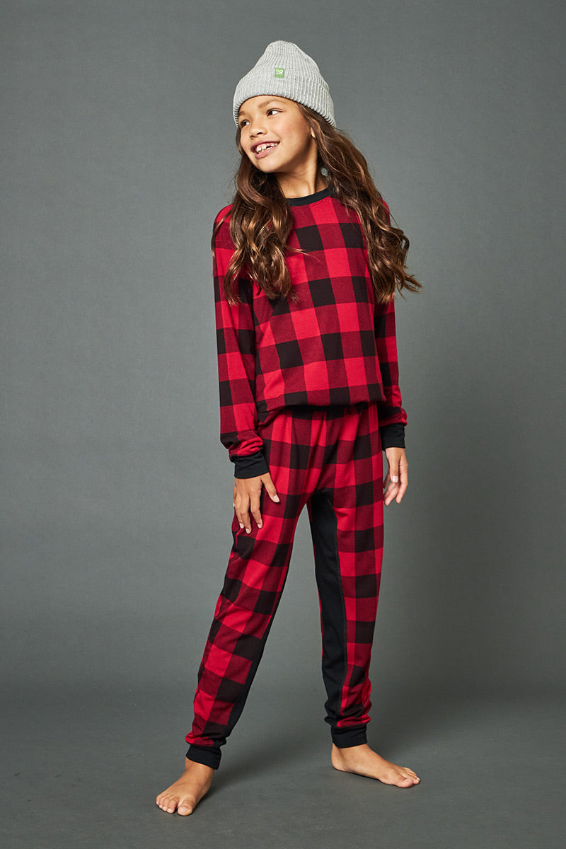 Ava is 9 years old, 4'9" tall and is wearing a size 9/10