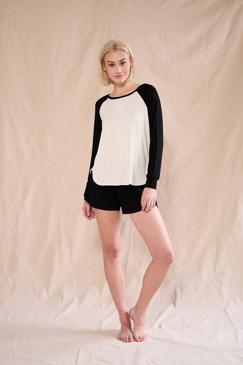 Una is 5'10", typically wears a size 2 and is wearing a size small